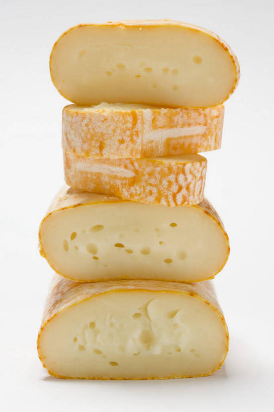 奶酪,无人,竖图,俯视,室内,特写,白天,白色背景,桌面,桌子,一排,切开,阴影,整齐,反射,木制,影子,干酪,起司,芝士,营养,排列,木制品,切,乳酪,摄影,影棚,堆,乳制品,队列,发酵,剖面,切面,彩图,高角度拍摄,影棚拍摄,拍摄