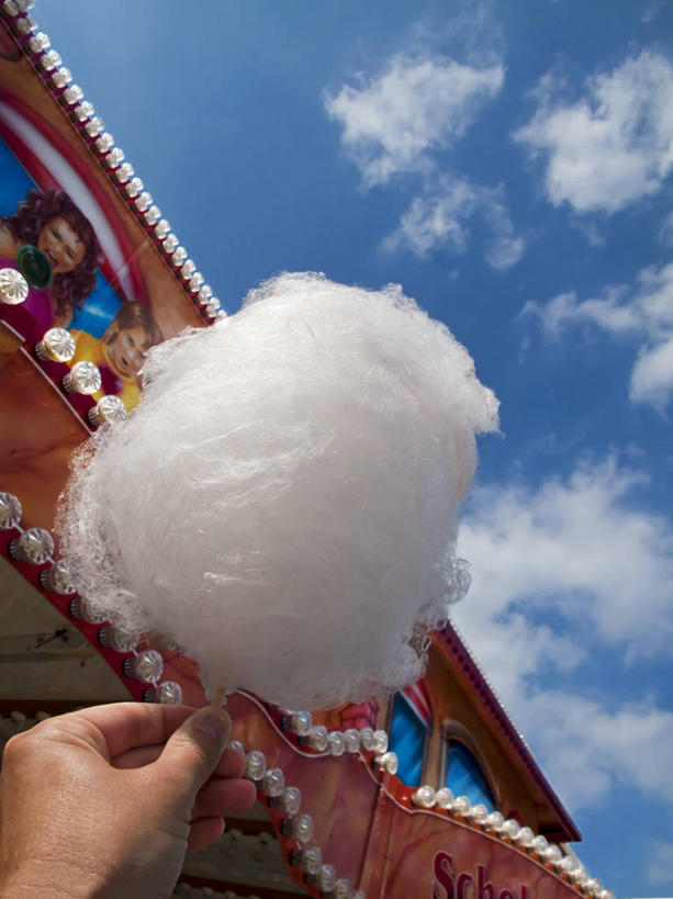 西方人,手,一个人,举,竖图,室外,特写,白天,仰视,欧洲,欧洲人,仅一个男性,仅一个人,握,阴影,光线,影子,云,云朵,食品,糖,糖果,甜点,甜品,软糖,拿,云彩,拿着,棉花糖,食物,仅一个年轻男性,蓝色,白云,蓝天,天空,阳光,甜食,天,托,手部,握着,晴朗,单手,男人,男性,年轻男性,白种人,晴空,举起,举手,举着,向上举,向上伸,向上托,半身,彩图,低角度拍摄