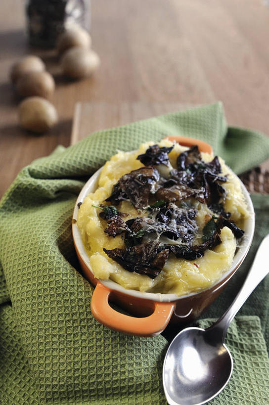 奶酪,无人,竖图,俯视,室内,特写,白天,烹饪,西餐,桌面,桌子,蔬菜,土豆,餐具,金属制品,阴影,花纹,新鲜,反射,金属,木制,布,碟子,盘,图案,影子,勺子,菌菇,蘑菇,干酪,起司,料理,食品,土豆泥,芝士,营养,菌类,布纹,菜肴,美食,中药,食物,一个,盘子,木制品,调羹,碟,汤匙,乳酪,食用菌,西式,佳肴,有机食品,绿色食品,单个,布匹,乳制品,药材,发酵,牛肝菌,山羊奶酪,中药材,馍馍蛋,美味牛肝菌,大脚菇,马铃薯泥,薯蓉,洋芋,山药蛋,马铃薯,彩图,高角度拍摄