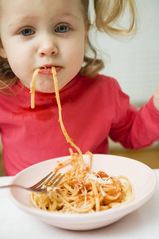 面食,面条,奶酪,意大利面,西方人,儿童,一个人,坐,吃,竖图,室内,白天,正面,西餐,纯洁,桌面,桌子,餐具,金属制品,欧洲,欧洲人,仅一个女性,仅一个人,阴影,服装,反射,金属,木制,叉子,影子,陶瓷,调料,酱料,酱汁,面,茄汁,佐料,干酪,起司,料理,食品,陶瓷制品,调味品,芝士,营养,调味料,注视,休闲装,番茄酱,酱,食物,一个,小孩,衣服,红色,木制品,容器,碗,观察,看,仅一个小孩,休闲,休闲服,乳酪,可爱,童年,童趣,西式,服饰,单个,观看,储藏,察看,乳制品,储存,关注,发酵,童真,烂漫,无邪,餐叉,天真,女孩,女人,女性,白种人,孩子,进餐用具,嚼,食,坐着,半身,彩图,贮存,女生