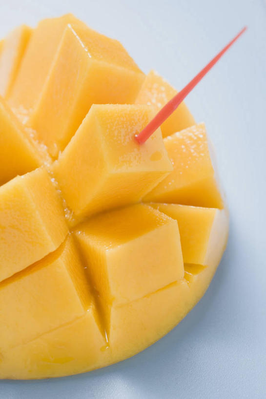 无人,竖图,俯视,室内,特写,白天,桌面,桌子,芒果,水果,切开,阴影,蓝色背景,新鲜,反射,木制,影子,生食,食品,果实,竹签,食物,黄色,木制品,切,摄影,有机食品,绿色食品,影棚,剖面,切面,取食签,望果,蜜望,檬果,闷果,漭果,杧果,庵波罗果,彩图,高角度拍摄,影棚拍摄,拍摄