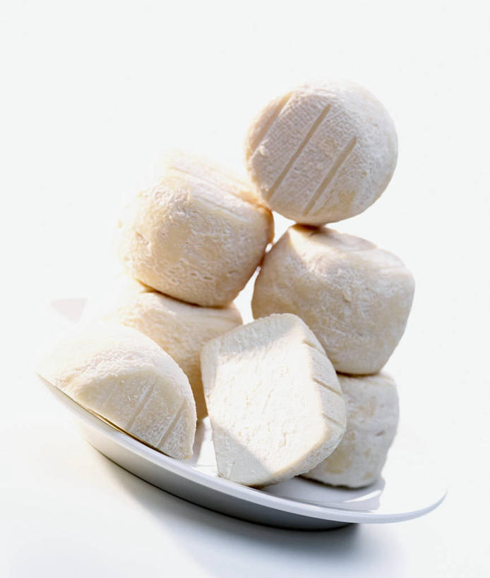 奶酪,无人,竖图,俯视,室内,特写,白天,白色背景,桌面,桌子,餐具,一堆,阴影,堆叠,堆积,反射,木制,碟子,盘,影子,干酪,起司,芝士,营养,一个,白色,盘子,木制品,碟,乳酪,摄影,影棚,单个,堆,乳制品,发酵,山羊奶酪,彩图,高角度拍摄,影棚拍摄,拍摄