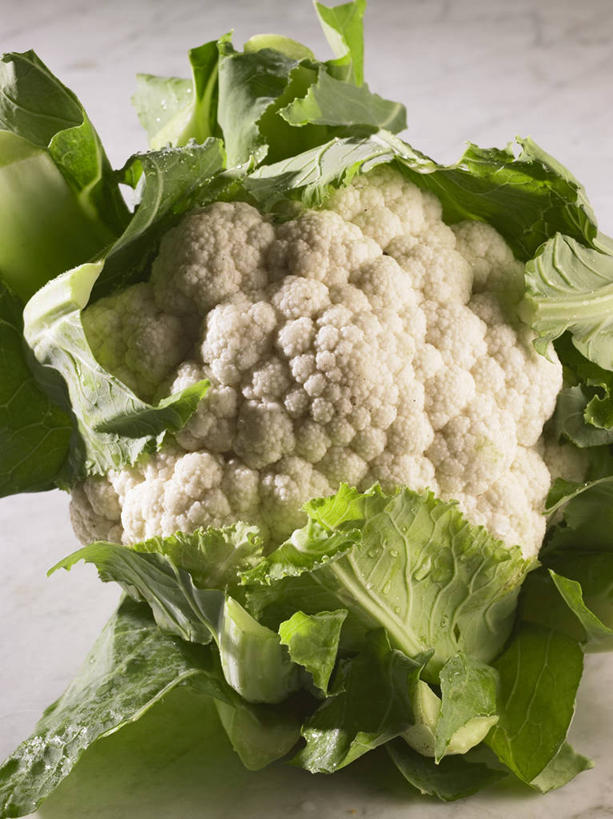 无人,竖图,俯视,室内,特写,白天,白色背景,植物,桌面,桌子,蔬菜,叶子,阴影,新鲜,反射,木制,纹理,影子,花菜,花椰菜,西兰花,食品,绿叶,食物,一个,绿色,白色,木制品,嫩叶,摄影,有机食品,绿色食品,影棚,单个,椰菜花,肌理,甘蓝花,叶,叶片,叶脉,彩图,高角度拍摄,影棚拍摄,拍摄