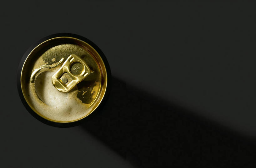 啤酒,无人,横图,俯视,室内,特写,白天,桌面,桌子,金属制品,阴影,黑色背景,反射,金属,木制,包装,罐子,影子,酒类,酒,饮料,一个,木制品,容器,摄影,影棚,单个,易拉罐,彩图,高角度拍摄,影棚拍摄,拍摄