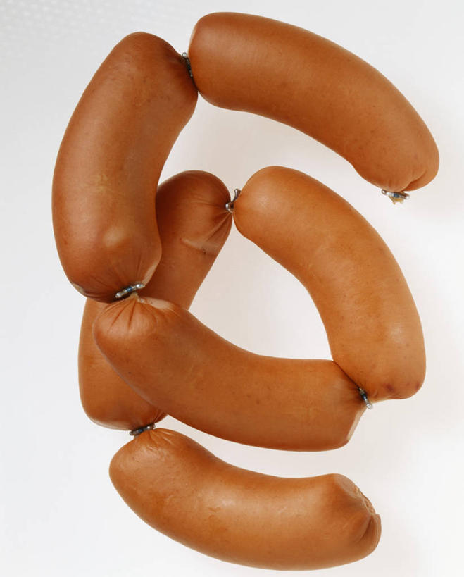 无人,竖图,俯视,室内,特写,白天,白色背景,桌面,桌子,阴影,反射,木制,影子,肉,香肠,腊肠,猪肉,肉类,木制品,摄影,影棚,肉食,豚肉,彩图,高角度拍摄,影棚拍摄,拍摄