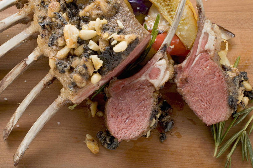 无人,横图,俯视,室内,特写,白天,烹饪,西餐,桌面,桌子,蔬菜,蒜,叶子,阴影,新鲜,反射,木制,影子,调料,酱料,酱汁,肉,佐料,羊排,料理,食品,绿叶,调味品,调味料,蒜头,羊肉,酱,松子,松子仁,菜肴,美食,肉类,食物,木制品,嫩叶,西式,佳肴,有机食品,绿色食品,迷迭香,松仁,肉食,海洋之露,松籽仁,胡蒜,叶,叶片,大蒜,彩图,高角度拍摄