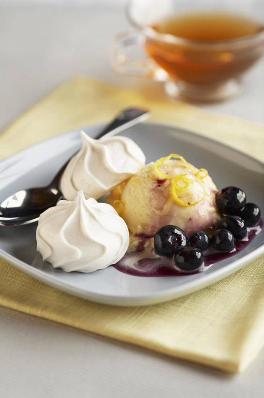 点心,无人,竖图,俯视,室内,特写,白天,桌面,桌子,浆果,蓝莓,餐具,水果,玻璃,金属制品,阴影,新鲜,反射,金属,木制,碟子,盘,影子,勺子,生食,食品,冰激凌,果实,清凉,玻璃制品,食物,一个,盘子,木制品,容器,调羹,碟,汤匙,碗,饼干,冷饮,零食,舒服,冰淇淋,有机食品,绿色食品,单个,储藏,解暑,储存,解渴,雪糕,舒爽,冰糕,消暑,山都柿,蓝浆果,蓝靛果,彩图,高角度拍摄,贮存