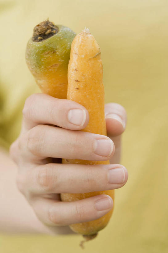 西方人,手,一个人,站,竖图,室内,特写,白天,正面,萝卜,胡萝卜,蔬菜,欧洲,欧洲人,仅一个男性,仅一个人,握,服装,新鲜,食品,拿,拿着,休闲装,食物,仅一个年轻男性,两个,衣服,黄色,站着,休闲,手部,休闲服,橙色,握着,服饰,有机食品,绿色食品,单手,男人,男性,年轻男性,白种人,红萝卜,甘荀,站立,半身,彩图