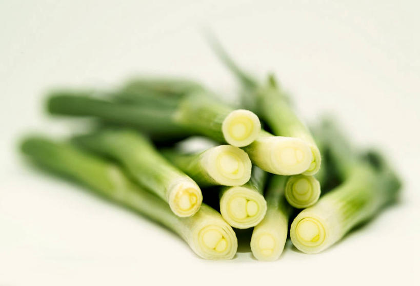 无人,横图,俯视,室内,特写,白天,白色背景,桌面,桌子,蔬菜,阴影,朦胧,模糊,新鲜,反射,木制,影子,葱,青葱,食品,食物,绿色,木制品,摄影,有机食品,绿色食品,影棚,彩图,高角度拍摄,影棚拍摄,拍摄