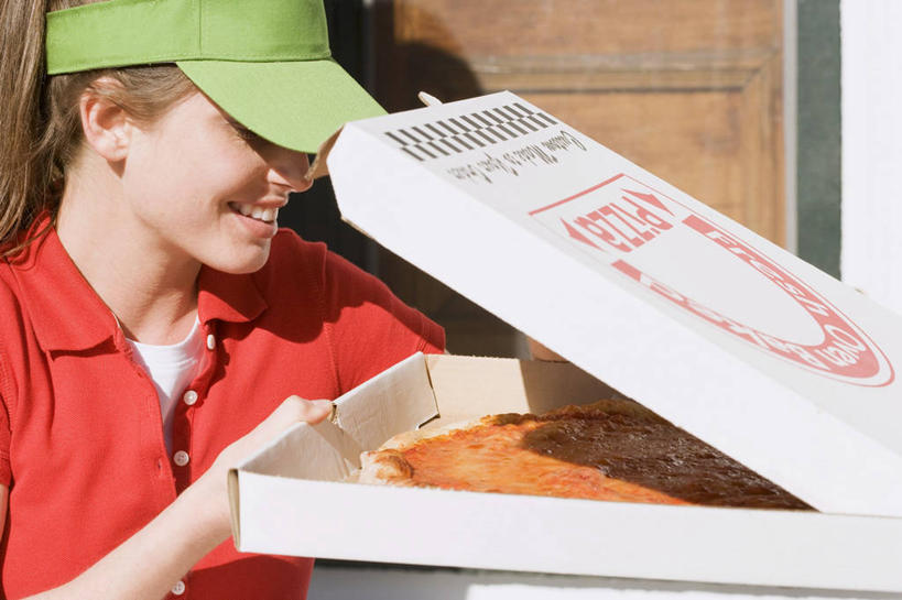 西方人,一个人,站,笑,微笑,露齿笑,横图,室外,白天,正面,烹饪,西餐,帽子,欧洲,欧洲人,仅一个年轻女性,仅一个女性,仅一个人,握,阴影,服装,光线,影子,纸盒,料理,食品,披萨,匹萨,拿,拿着,注视,休闲装,运动帽,菜肴,美食,盒子,食物,一个,衣服,红色,阳光,包装盒,快餐,观察,看,站着,休闲,休闲服,鸭舌帽,西式,握着,服饰,佳肴,单个,观看,察看,比萨,关注,西式快餐,垃圾食品,意大利薄饼,年轻女性,女人,女性,白种人,站立,半身,彩图