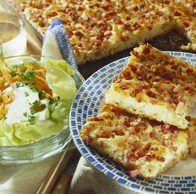 无人,横图,俯视,室内,特写,白天,桌面,桌子,蔬菜,餐具,阴影,花纹,新鲜,反射,木制,布,碟子,盘,图案,影子,肉,生食,蔬菜沙拉,沙拉,食品,布纹,色拉,火腿,培根,猪肉,沙律,肉类,食物,腌制,盘子,木制品,碟,有机食品,绿色食品,色拉酱,布匹,千岛酱,肉食,豚肉,熏制,火肉,兰熏,猪腿,彩图,高角度拍摄,烟肉,腌熏