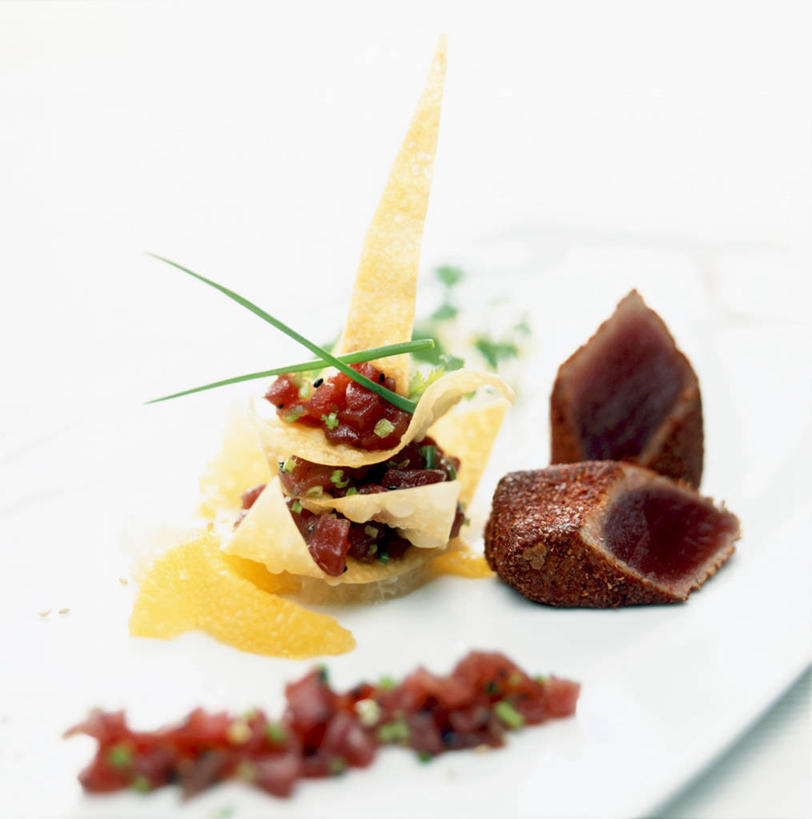 海鲜,无人,竖图,俯视,室内,特写,白天,白色背景,植物,桌面,桌子,蔬菜,餐具,水果,阴影,新鲜,反射,木制,碟子,盘,影子,葱,肉,生食,鱼肉,食品,果实,草药,药草,鲔鱼,蔬果,水产,金枪鱼,肉类,中药,海洋生物,食物,一个,绿色,自然,盘子,木制品,碟,摄影,有机食品,绿色食品,影棚,生长,单个,成长,细香葱,香葱,吞拿鱼,甜橙,水生动物,海产品,药材,中草药,水生物,肉食,海底动物,中药材,本草,橙子,橙,彩图,高角度拍摄,影棚拍摄,拍摄,鹄壳,黄橙,黄果,金橙,金环,金球,糖橙