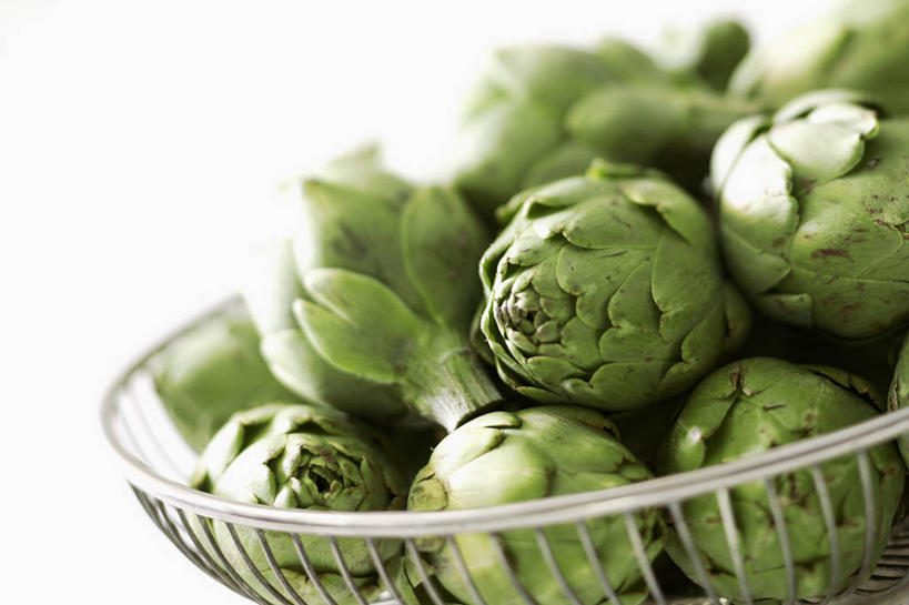 无人,交叉,横图,俯视,室内,特写,白天,白色背景,桌面,桌子,竹子,蔬菜,一堆,许多,阴影,堆叠,堆积,竹制,新鲜,编织,反射,木制,篮子,影子,朝鲜蓟,食品,很多,食物,一个,绿色,木制品,竹篮,洋蓟,摄影,有机食品,绿色食品,影棚,单个,竹条,堆,交织,竹制品,穿插,彩图,高角度拍摄,影棚拍摄,拍摄,菜蓟,法国百合,球洋蓟,蔬菜之皇,洋百合