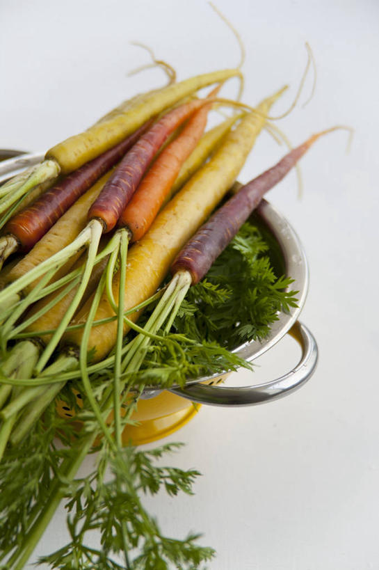 无人,竖图,俯视,室内,特写,白天,白色背景,植物,桌面,桌子,萝卜,胡萝卜,蔬菜,叶子,金属制品,一堆,许多,阴影,堆叠,堆积,新鲜,反射,金属,木制,滤器,纹理,影子,勺子,食品,绿叶,很多,食物,黄色,红色,绿色,木制品,橙色,嫩叶,摄影,有机食品,绿色食品,影棚,堆,漏勺,肌理,叶,叶片,叶脉,红萝卜,甘荀,彩图,高角度拍摄,影棚拍摄,拍摄