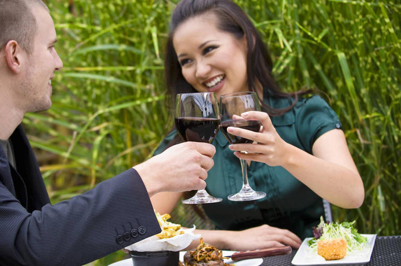 红酒,葡萄酒,西方人,两个人,坐,笑,微笑,露齿笑,横图,室外,白天,正面,爱情,烹饪,西餐,草地,草坪,植物,餐桌,桌子,杯子,餐具,欧洲,欧洲人,握,服装,庆祝,碟子,高脚杯,盘,料理,食品,红酒杯,酒类,浪漫,拿,拿着,注视,休闲装,菜肴,美食,玻璃制品,酒,草,食物,饮料,衣服,绿色,盘子,酒杯,碟,干杯,观察,看,碰杯,休闲,温暖,温馨,休闲服,红葡萄酒,恩爱,交际,西式,友好,握着,恋人,服饰,佳肴,餐台,观看,庆贺,和睦,察看,葡萄酒杯,关注,礼仪,敬酒,劝酒,男人,男性,年轻男性,年轻女性,女人,女性,白种人,情侣,玻璃杯,坐着,半身,彩图,伴侣,融洽