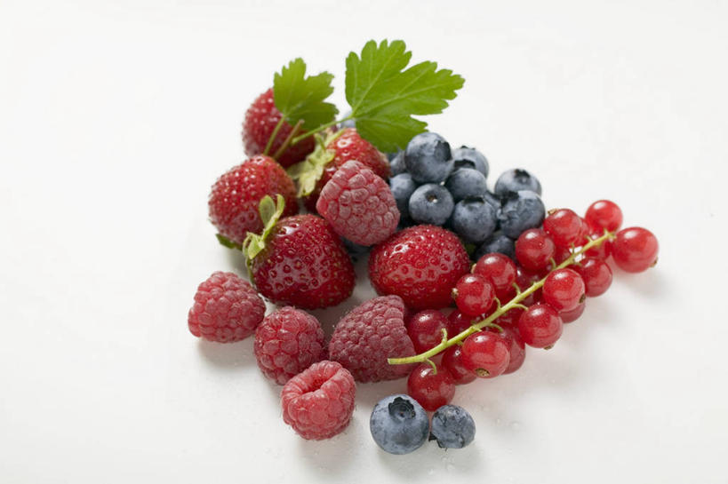 无人,横图,俯视,室内,特写,白天,白色背景,植物,桌面,桌子,浆果,蓝莓,水果,叶子,阴影,新鲜,反射,木制,纹理,影子,灯笼果,生食,食品,果实,绿叶,食物,红色,蓝色,绿色,木制品,嫩叶,摄影,有机食品,绿色食品,影棚,山莓,树莓,红醋栗,三月泡,四月泡,山抛子,刺葫芦,悬钩子,馒头菠,高脚菠,龙船泡,泡儿刺,肌理,叶,叶片,叶脉,山都柿,蓝浆果,蓝靛果,醋栗,彩图,高角度拍摄,影棚拍摄,拍摄