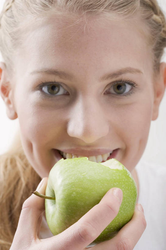 西方人,脸,头,脸颊,手,一个人,笑,吃,微笑,露齿笑,竖图,室内,特写,白天,白色背景,正面,苹果,水果,欧洲,欧洲人,仅一个年轻女性,仅一个女性,仅一个人,握,新鲜,生食,食品,果实,拿,拿着,注视,食物,一个,绿色,青苹果,观察,看,手部,握着,摄影,有机食品,绿色食品,影棚,单个,观看,单手,察看,关注,年轻女性,女人,女性,白种人,头部,脸部,脸蛋,面部,嚼,食,半身,彩图,影棚拍摄,拍摄