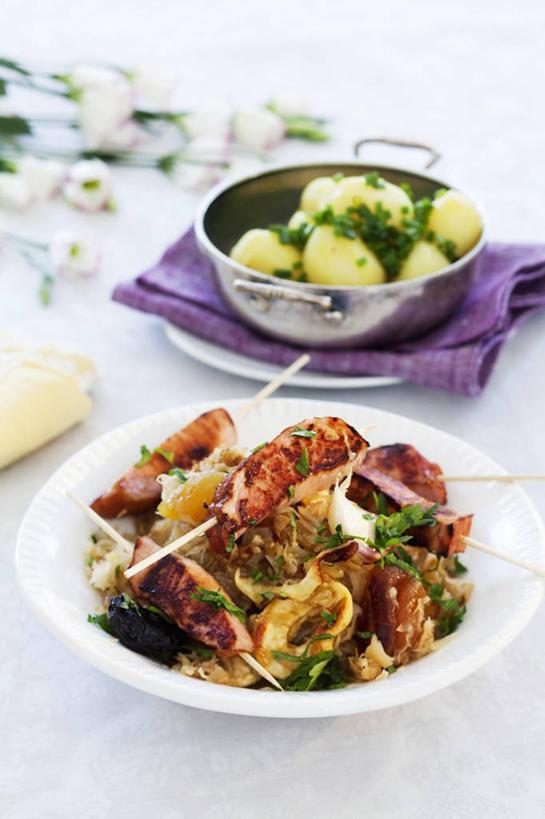 无人,竖图,俯视,室内,特写,白天,烹饪,桌面,桌子,蔬菜,椰菜,卷心菜,餐具,厨具,金属制品,阴影,花纹,新鲜,反射,金属,木制,布,碟子,锅子,盘,图案,影子,肉,食品,布纹,锅,猪肉,肉类,竹签,食物,一个,盘子,木制品,碟,甘蓝,有机食品,绿色食品,单个,锅具,布匹,肉食,烹饪用具,豚肉,取食签,烹调用具,结球甘蓝,甘兰,包心菜,烹调,彩图,高角度拍摄