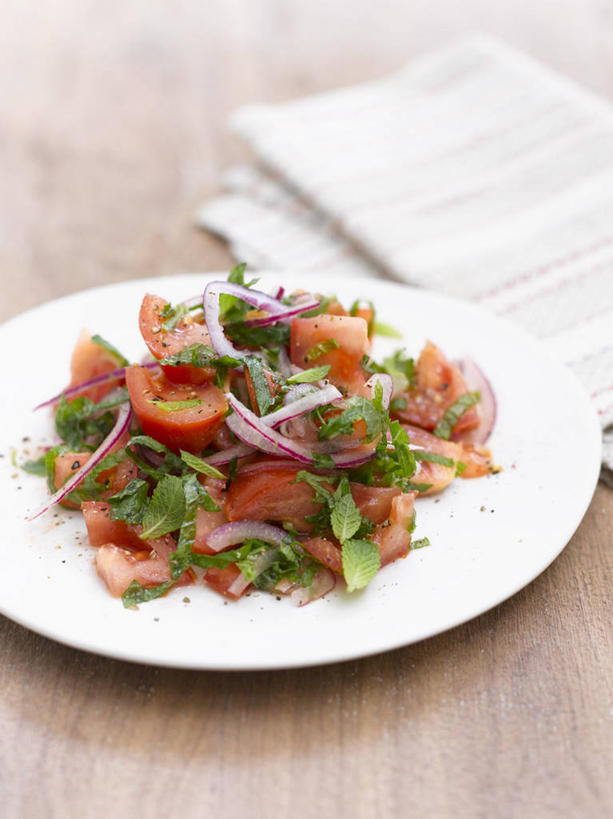 无人,竖图,俯视,室内,特写,白天,植物,桌面,桌子,蔬菜,西红柿,洋葱,餐具,叶子,阴影,花纹,新鲜,反射,木制,布,碟子,盘,图案,纹理,影子,生食,蔬菜沙拉,沙拉,薄荷,食品,绿叶,银丹草,布纹,色拉,沙律,食物,一个,绿色,盘子,木制品,碟,嫩叶,有机食品,绿色食品,单个,色拉酱,布匹,玉葱,千岛酱,肌理,斑叶凤梨薄荷,苹果薄荷,夜息香,叶,叶片,叶脉,圆葱,洋葱头,球葱,番茄,葱头,彩图,高角度拍摄