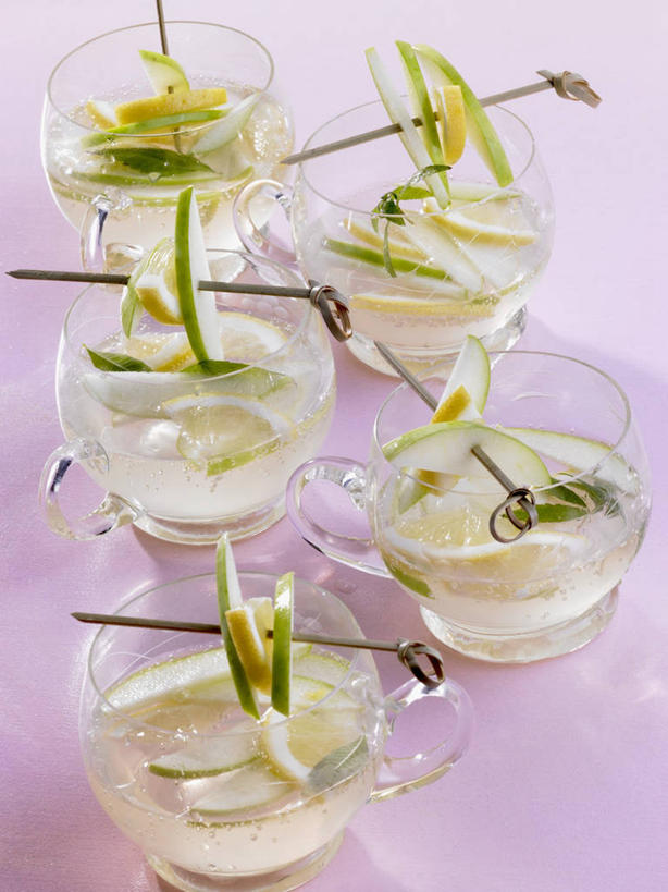 果汁,无人,竖图,俯视,室内,特写,白天,桌面,桌子,苹果,杯子,水果,阴影,紫色背景,新鲜,反射,木制,影子,生食,食品,果实,饮品,竹签,玻璃制品,食物,饮料,木制品,水杯,摄影,有机食品,绿色食品,影棚,可口,取食签,适口,玻璃杯,彩图,高角度拍摄,影棚拍摄,拍摄