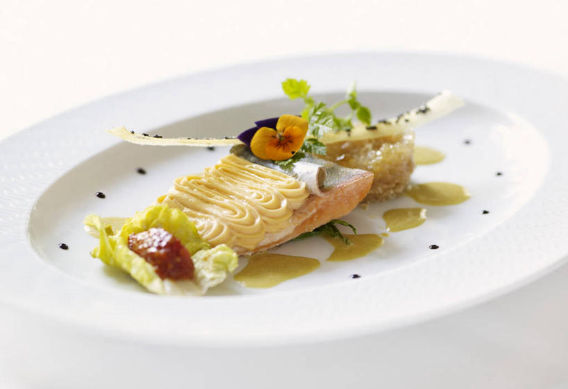 海鲜,无人,横图,俯视,室内,特写,白天,白色背景,烹饪,西餐,桌面,桌子,鳟鱼,蔬菜,土豆,餐具,阴影,新鲜,反射,木制,碟子,盘,影子,肉,鱼肉,料理,食品,水产,菜肴,美食,肉类,海洋生物,食物,一个,盘子,木制品,碟,西式,摄影,佳肴,有机食品,绿色食品,影棚,单个,水生动物,海产品,水生物,肉食,海底动物,馍馍蛋,鮅,赤眼鱼,红目鳟,红眼棒,野草鱼,洋芋,山药蛋,马铃薯,彩图,高角度拍摄,影棚拍摄,拍摄