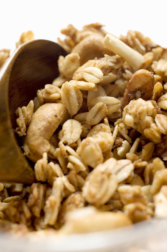 无人,竖图,俯视,室内,特写,白天,早餐,桌面,桌子,一堆,许多,阴影,堆叠,堆积,反射,木制,影子,陶瓷,谷物,食品,陶瓷制品,很多,美食,饮食,一个,木制品,容器,碗,保健,单个,储藏,堆,麦片,储存,彩图,高角度拍摄,贮存