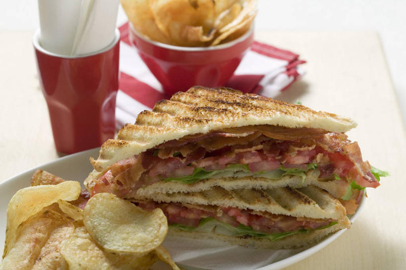 点心,面包,无人,横图,俯视,室内,特写,白天,烹饪,西餐,桌面,桌子,蔬菜,餐具,阴影,新鲜,反射,木制,碟子,盘,影子,陶瓷,生菜,莴苣,肉,三明治,料理,食品,面点,陶瓷制品,火腿,薯片,猪肉,菜肴,美食,肉类,食物,腌制,糕点,盘子,餐巾,木制品,容器,碟,碗,快餐,西式,佳肴,有机食品,绿色食品,储藏,储存,肉食,西式快餐,三文治,豚肉,春菜,鹅仔菜,莴仔菜,千金菜,叶用莴苣,熏制,火肉,兰熏,猪腿,保洁方巾,口布,彩图,高角度拍摄,贮存