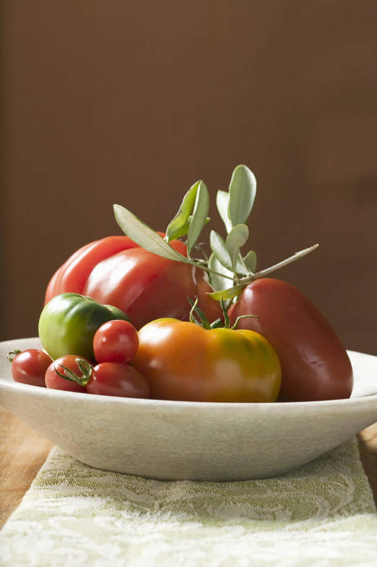 无人,竖图,俯视,室内,特写,白天,植物,桌面,桌子,蔬菜,西红柿,小番茄,餐具,叶子,一堆,阴影,堆叠,堆积,花纹,新鲜,反射,木制,布,碟子,盘,图案,纹理,影子,食品,绿叶,布纹,食物,一个,红色,绿色,盘子,木制品,碟,嫩叶,摄影,有机食品,绿色食品,影棚,褐色背景,单个,堆,布匹,肌理,小西红柿,樱桃小番茄,珍珠小番茄,叶,叶片,叶脉,樱桃番茄,圣女果,番茄,彩图,高角度拍摄,影棚拍摄,拍摄