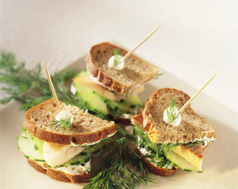 点心,面包,无人,横图,俯视,室内,特写,白天,烹饪,西餐,桌面,桌子,鳟鱼,黄瓜,蔬菜,餐具,阴影,新鲜,反射,木制,碟子,盘,影子,肉,鱼肉,三明治,料理,食品,面点,菜肴,美食,肉类,竹签,食物,糕点,一个,盘子,木制品,碟,快餐,黑面包,西式,佳肴,有机食品,绿色食品,单个,全麦面包,肉食,西式快餐,三文治,取食签,鮅,赤眼鱼,红目鳟,红眼棒,麸皮面包,野草鱼,青瓜,胡瓜,彩图,高角度拍摄