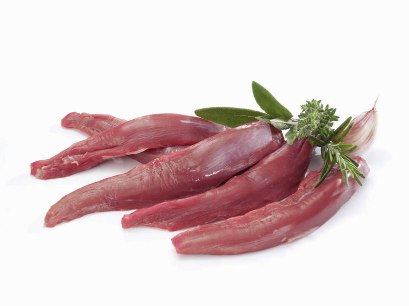 无人,横图,俯视,室内,特写,白天,白色背景,植物,桌面,桌子,叶子,阴影,反射,纹路,木制,纹理,影子,肉,绿叶,羊肉,肉类,红色,绿色,木制品,嫩叶,摄影,影棚,肉食,肌理,叶,叶片,叶脉,彩图,高角度拍摄,影棚拍摄,拍摄