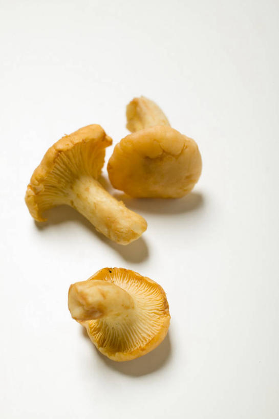 无人,竖图,俯视,室内,特写,白天,白色背景,桌面,桌子,蔬菜,阴影,新鲜,反射,木制,影子,菌菇,食品,菌类,食物,三个,黄色,木制品,食用菌,摄影,有机食品,绿色食品,影棚,鸡油菌,杏黄菌,杏菌,彩图,高角度拍摄,影棚拍摄,拍摄