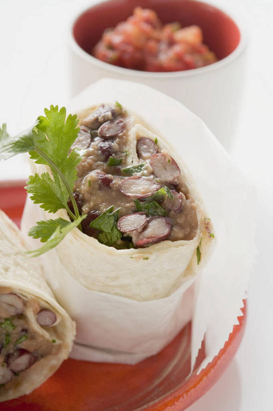 点心,无人,竖图,俯视,室内,特写,白天,白色背景,烹饪,西餐,植物,桌面,桌子,豆,蔬菜,餐具,阴影,新鲜,反射,木制,碟子,盘,影子,陶瓷,豆类,豆子,调料,酱料,酱汁,佐料,料理,食品,陶瓷制品,调味品,调味料,文化,酱,辣酱,饼,小吃,菜肴,美食,食物,糕点,一个,盘子,木制品,容器,碟,碗,快餐,甜食,西式,摄影,佳肴,有机食品,绿色食品,影棚,单个,储藏,辣椒酱,储存,鸡肉卷,西式快餐,豆科,玉米饼,墨西哥鸡肉卷,彩图,高角度拍摄,影棚拍摄,拍摄,贮存