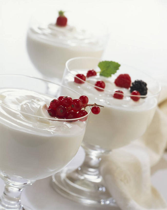 牛奶,无人,竖图,俯视,室内,特写,白天,白色背景,植物,桌面,桌子,浆果,蓝莓,杯子,水果,叶子,阴影,新鲜,反射,木制,纹理,影子,灯笼果,生食,食品,果实,绿叶,饮品,营养,酸奶,玻璃制品,食物,饮料,绿色,木制品,水杯,嫩叶,摄影,有机食品,绿色食品,影棚,乳制品,奶,发酵,红醋栗,肌理,优格,优酪乳,叶,叶片,叶脉,玻璃杯,山都柿,蓝浆果,蓝靛果,醋栗,彩图,高角度拍摄,影棚拍摄,拍摄