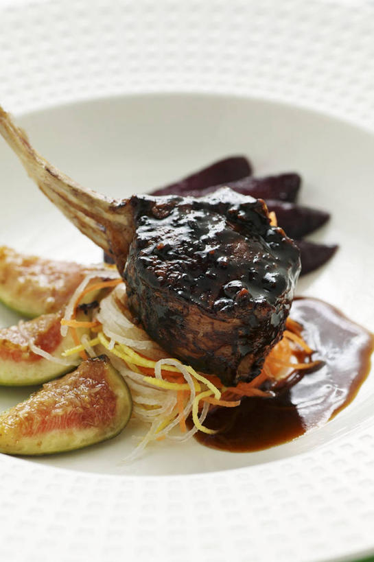 红酒,葡萄酒,无人,竖图,俯视,室内,特写,白天,白色背景,桌面,桌子,无花果,餐具,水果,阴影,新鲜,反射,木制,碟子,盘,影子,肉,生食,食品,果实,酒类,猪肉,肉类,酒,食物,饮料,一个,盘子,木制品,碟,红葡萄酒,摄影,有机食品,绿色食品,影棚,单个,肉食,豚肉,映日果,树地瓜,奶浆果,蜜果,彩图,高角度拍摄,影棚拍摄,拍摄