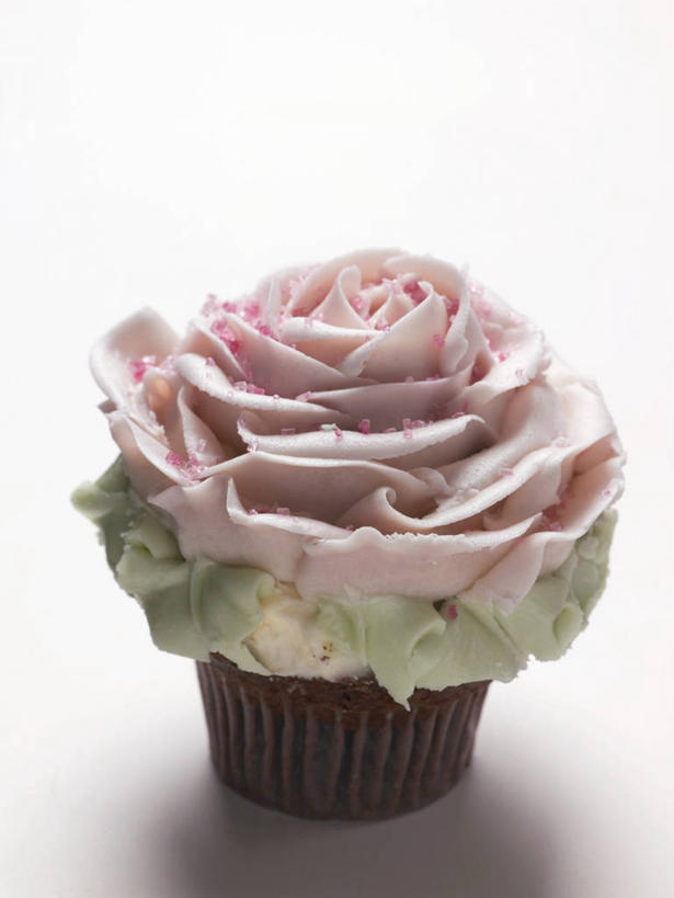 点心,无人,竖图,俯视,室内,特写,白天,白色背景,爱情,下午茶,幸福,纯洁,热情,桌面,桌子,玫瑰,阴影,盛开,反射,木制,影子,食品,玫瑰花,浪漫,花蕾,松饼,花,花瓣,花朵,鲜花,食物,糕点,一个,木制品,花苞,花蕊,温暖,温馨,恩爱,摄影,影棚,单个,纸托,和睦,感动,尊敬,玛芬蛋糕,蛋糕托,蛋糕托纸,蛋糕纸托,天真,刺玫花,徘徊花,彩图,高角度拍摄,影棚拍摄,拍摄,融洽