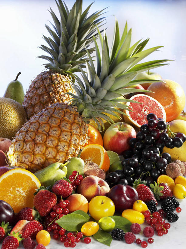 无人,竖图,俯视,室内,特写,白天,桌面,桌子,苹果,菠萝,浆果,梨,李子,杏,水果,一堆,许多,阴影,堆叠,堆积,新鲜,反射,木制,影子,灯笼果,生食,食品,果实,很多,食物,木制品,金橘,金桔,香梨,有机食品,绿色食品,堆,甜橙,金弹,金柑,金枣,洋奶桔,红醋栗,杏果,红李,鸡血李,杏李,牛奶桔,杏子,生梨,凤梨,醋栗,橙子,橙,彩图,高角度拍摄,鹄壳,黄橙,黄果,金橙,金环,金球,糖橙