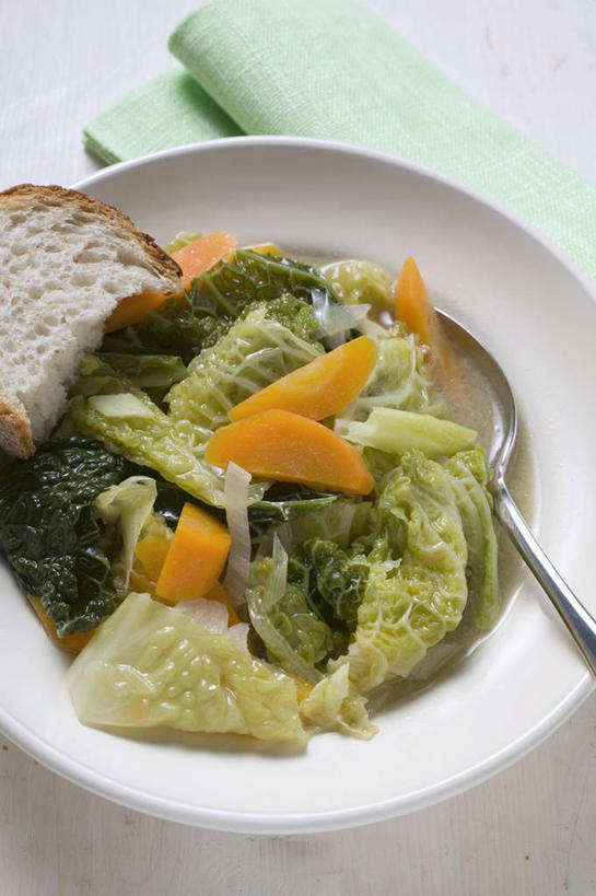 点心,面包,无人,竖图,俯视,室内,特写,白天,白色背景,烹饪,西餐,植物,桌面,桌子,萝卜,胡萝卜,蔬菜,椰菜,卷心菜,餐具,叶子,金属制品,阴影,花纹,新鲜,反射,金属,木制,布,叉子,碟子,盘,图案,纹理,影子,蔬菜汤,汤,料理,食品,面点,绿叶,布纹,菜肴,美食,食物,糕点,一个,绿色,盘子,木制品,碟,嫩叶,甘蓝,西式,摄影,佳肴,有机食品,绿色食品,影棚,单个,布匹,餐叉,肌理,羹汤,叶,叶片,叶脉,进餐用具,结球甘蓝,红萝卜,甘荀,甘兰,包心菜,彩图,高角度拍摄,影棚拍摄,拍摄