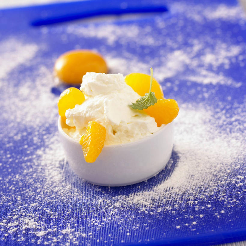 奶酪,无人,方图,俯视,室内,特写,白天,桌面,桌子,水果,阴影,蓝色背景,新鲜,反射,木制,粉末,影子,调料,生食,干酪,起司,食品,糖,果实,调味品,芝士,营养,调味料,食物,木制品,金橘,粉,乳酪,金桔,摄影,有机食品,绿色食品,影棚,乳制品,金弹,金柑,金枣,洋奶桔,发酵,糖粉,粉状,粉剂,牛奶桔,彩图,高角度拍摄,影棚拍摄,拍摄,糖类