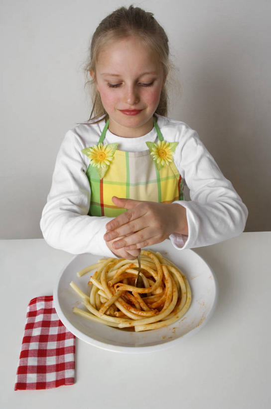 面食,通心粉,西方人,儿童,一个人,坐,笑,微笑,竖图,室内,白天,白色背景,正面,西餐,纯洁,餐桌,桌子,餐具,欧洲,欧洲人,仅一个女性,仅一个人,服装,碟子,盘,调料,酱料,酱汁,面,茄汁,通心面,佐料,料理,食品,调味品,调味料,注视,休闲装,番茄酱,酱,食物,一个,小孩,衣服,盘子,碟,观察,看,仅一个小孩,休闲,休闲服,可爱,童年,童趣,西式,摄影,服饰,影棚,单个,餐台,观看,察看,关注,童真,烂漫,无邪,天真,女孩,女人,女性,白种人,孩子,坐着,半身,彩图,影棚拍摄,拍摄,女生