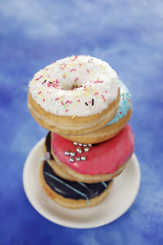 点心,面包,无人,竖图,俯视,室内,特写,白天,餐桌,桌子,餐具,一排,阴影,蓝色背景,整齐,反射,粘稠,碟子,盘,影子,调料,食品,糖,面点,调味品,调味料,食物,糕点,排列,一个,盘子,碟,甜甜圈,四个,摄影,影棚,单个,餐台,堆,糖浆,队列,黏稠,浓厚,多纳滋面包,唐纳滋,面包圈,彩图,高角度拍摄,影棚拍摄,拍摄