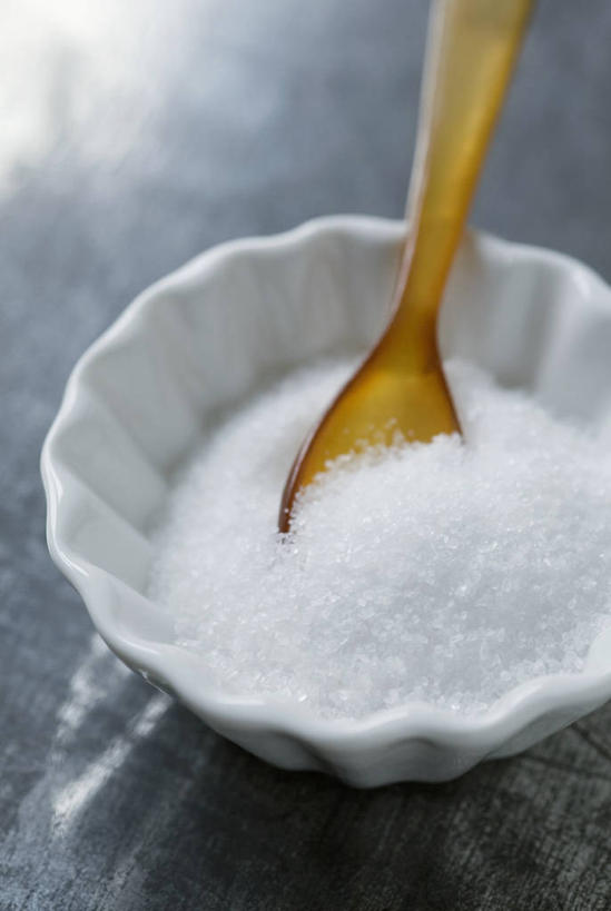 无人,竖图,俯视,室内,特写,白天,餐桌,桌子,一堆,阴影,堆叠,堆积,反射,粉末,影子,勺子,陶瓷,调料,盐,陶瓷制品,调味品,调味料,食盐,两个,容器,调羹,汤匙,碗,粉,餐台,储藏,堆,储存,粉状,粉剂,彩图,高角度拍摄,贮存