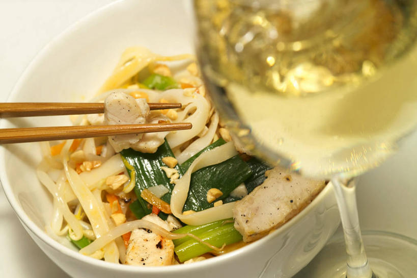 面食,面条,红酒,葡萄酒,无人,横图,俯视,室内,特写,白天,烹饪,中餐,餐桌,筷子,桌子,蔬菜,杯子,餐具,一双,阴影,新鲜,反射,高脚杯,影子,陶瓷,鸡肉,面,肉,料理,食品,陶瓷制品,红酒杯,白葡萄酒,酒类,一杯,文化,传统,菜肴,美食,肉类,玻璃制品,酒,食物,饮料,两个,酒杯,容器,碗,中式,佳肴,有机食品,绿色食品,餐台,储藏,礼节,葡萄酒杯,储存,礼仪,肉食,鸡胸肉,玻璃杯,进餐用具,彩图,高角度拍摄,贮存