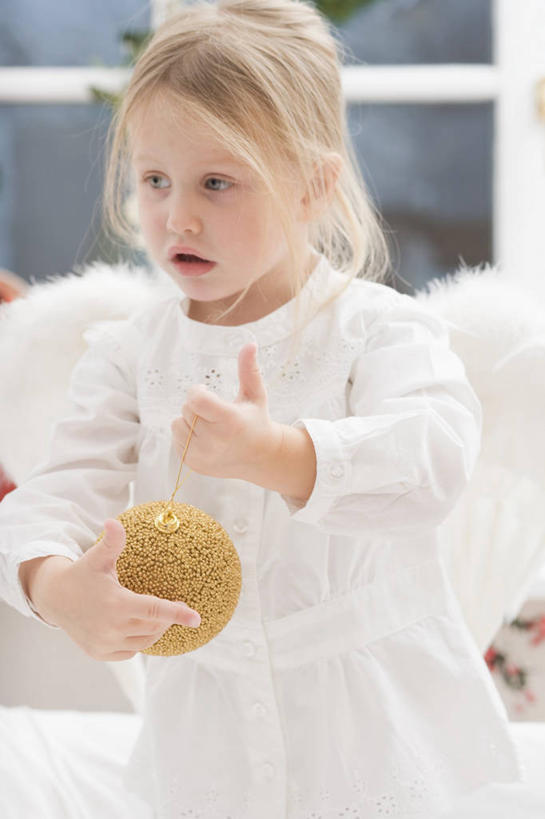 西方人,儿童,一个人,站,竖图,室内,白天,正面,裙子,纯洁,欧洲,圣诞节,欧洲人,仅一个女性,仅一个人,天使,握,连衣裙,节日,朦胧,模糊,庆祝,装饰,翅膀,挂饰,圣诞球,拿,拿着,注视,文化,球,小孩,白色,观察,看,站着,仅一个小孩,庆典,球体,可爱,童年,童趣,握着,观看,纪念,华丽,修饰,点缀,察看,神圣,关注,善良,童真,信徒,烂漫,无邪,衬托,美观,雅致,雅观,使者,圣洁,天真,女孩,女人,女性,白种人,孩子,站立,半身,彩图,女生