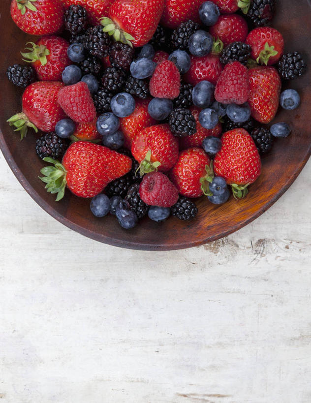 无人,竖图,俯视,室内,特写,白天,餐桌,桌子,草莓,浆果,蓝莓,水果,一堆,许多,阴影,堆叠,堆积,新鲜,反射,影子,陶瓷,生食,食品,果实,陶瓷制品,很多,食物,一个,红色,蓝色,黑色,容器,碗,有机食品,绿色食品,单个,餐台,储藏,堆,储存,山莓,树莓,三月泡,四月泡,山抛子,刺葫芦,悬钩子,馒头菠,高脚菠,龙船泡,泡儿刺,洋莓,水果皇后,山都柿,蓝浆果,蓝靛果,红莓,地莓,彩图,高角度拍摄,贮存