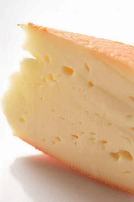 奶酪,无人,竖图,俯视,室内,特写,白天,白色背景,餐桌,桌子,一块,切开,阴影,反射,影子,干酪,起司,芝士,营养,切,乳酪,摄影,影棚,餐台,乳制品,发酵,剖面,切面,彩图,高角度拍摄,影棚拍摄,拍摄