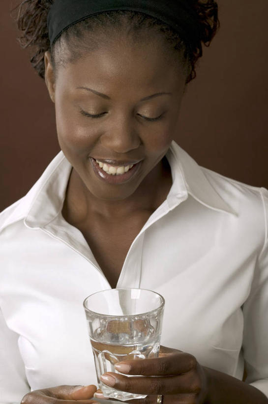 西方人,脸,头,脸颊,手,一个人,站,笑,微笑,露齿笑,竖图,室内,特写,白天,正面,衬衫,水,杯子,欧洲,非洲,黑人,欧洲人,双手,仅一个年轻女性,仅一个女性,仅一个人,握,棕色背景,服装,液体,一杯,拿,拿着,注视,饮用水,玻璃制品,一个,衣服,白色,水杯,矿泉水,观察,看,站着,手部,握着,摄影,服饰,影棚,单个,观看,察看,衣着,穿着,关注,蒸馏水,衣饰,年轻女性,女人,女性,非洲人,头部,脸部,脸蛋,面部,玻璃杯,站立,半身,彩图,影棚拍摄,衬衣,拍摄