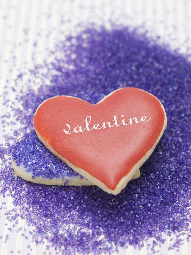 点心,无人,竖图,俯视,室内,特写,白天,爱情,餐桌,桌子,情人节,一块,阴影,节日,爱心,庆祝,反射,英文,标志,粉末,文字,影子,字符,字母,调料,食品,糖,调味品,曲奇,浪漫,调味料,文化,标识,食物,红色,蓝色,饼干,零食,庆典,温暖,温馨,心形,粉,恩爱,餐台,纪念,英文字母,和睦,曲奇饼,曲奇饼干,糖粉,粉状,粉剂,心型,彩图,高角度拍摄,糖类,融洽