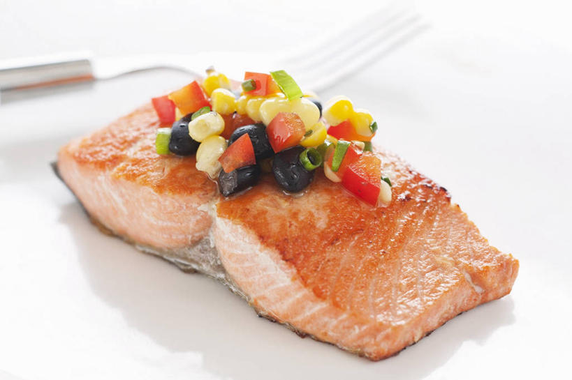 三文鱼,无人,横图,俯视,室内,特写,白天,白色背景,玉米,植物,餐桌,桌子,鲑鱼,豆,蔬菜,餐具,一块,阴影,新鲜,反射,棒子,叉子,影子,豆类,豆子,玉蜀黍,调料,黑豆,酱料,酱汁,肉,鱼肉,佐料,食品,调味品,调味料,酱,辣酱,肉类,食物,一个,摄影,有机食品,绿色食品,影棚,单个,餐台,大马哈鱼,苞米,辣椒酱,苞芦,肉食,餐叉,豆科,苞谷,乌豆,乌大豆,撒蒙鱼,萨门鱼,冰海之皇,鲑,马哈鱼,麻哈鱼,大麻哈鱼,包谷,大蜀黍,番麦,薏米包,玉高粱,玉麦,珍珠米,进餐用具,彩图,高角度拍摄,影棚拍摄,拍摄