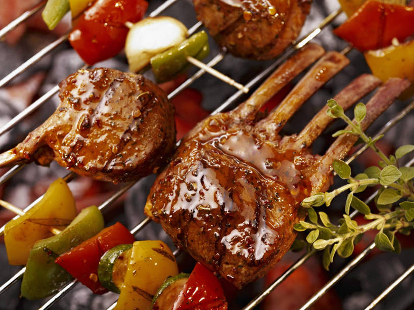 无人,横图,俯视,室内,特写,白天,烹饪,烧烤,西餐,餐桌,桌子,辣椒,蔬菜,叶子,阴影,新鲜,反射,影子,肉,羊排,料理,食品,绿叶,烤架,烤肉,羊肉,菜肴,美食,肉类,竹签,食物,嫩叶,铁架,西式,佳肴,有机食品,绿色食品,餐台,肉食,彩椒,辣角,红海椒,大椒,辣虎,广椒,取食签,叶,叶片,甜椒,柿子椒,辣子,海椒,番椒,灯笼椒,彩图,高角度拍摄