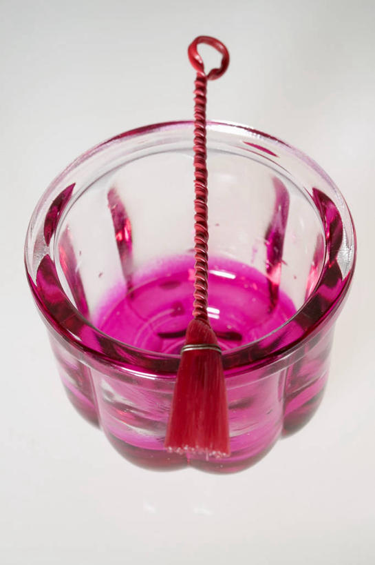 点心,无人,竖图,俯视,室内,特写,白天,白色背景,餐桌,桌子,玻璃,阴影,反射,影子,食品,甜点,甜品,玻璃制品,食物,一个,容器,碗,果冻,甜食,零食,摄影,影棚,单个,餐台,储藏,储存,啫喱,彩图,高角度拍摄,影棚拍摄,拍摄,贮存